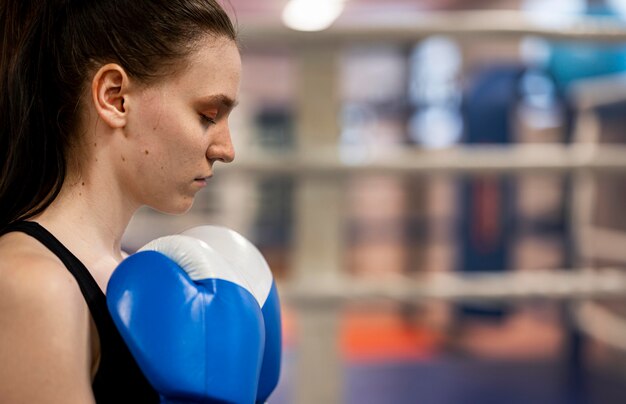 Вид сбоку женского боксера с копией пространства
