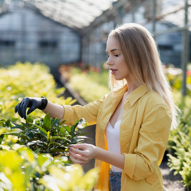 サイドビュー女性の思いやりのある植物