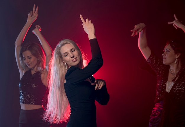 Foto gratuita danza femminile vista laterale