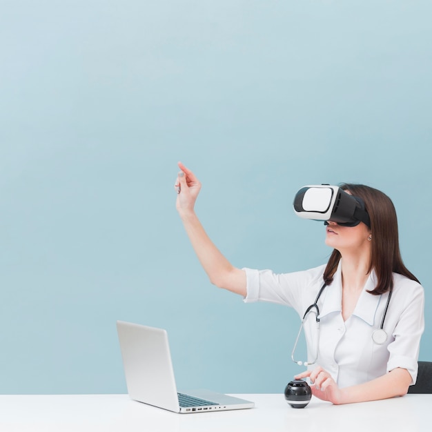 仮想現実のヘッドセットを使用して聴診器で女医の側面図
