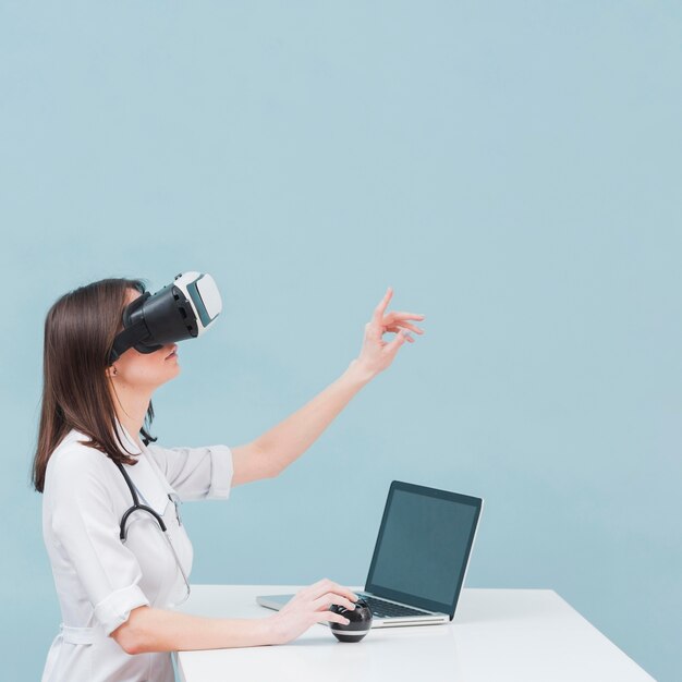 Взгляд со стороны женского доктора с шлемофоном виртуальной реальности и космосом экземпляра