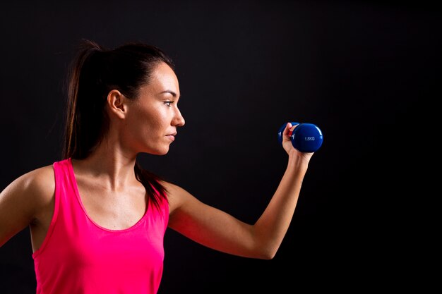 Вид сбоку упражнения для женщин с весами