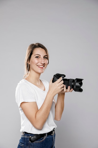 Free photo side view of female photographer with copy space