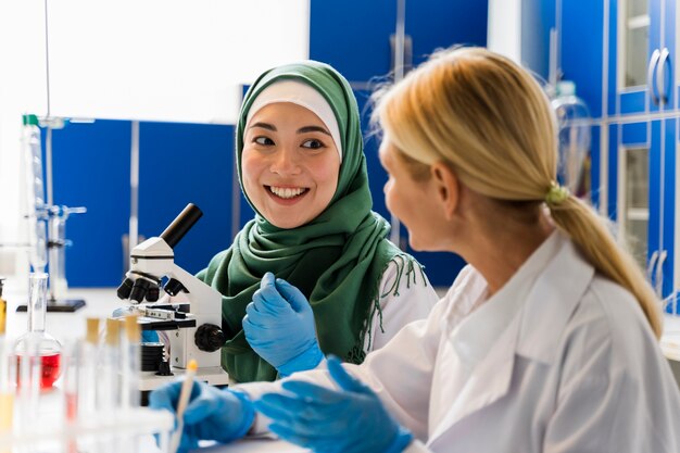 Вид сбоку женщин-ученых в лаборатории
