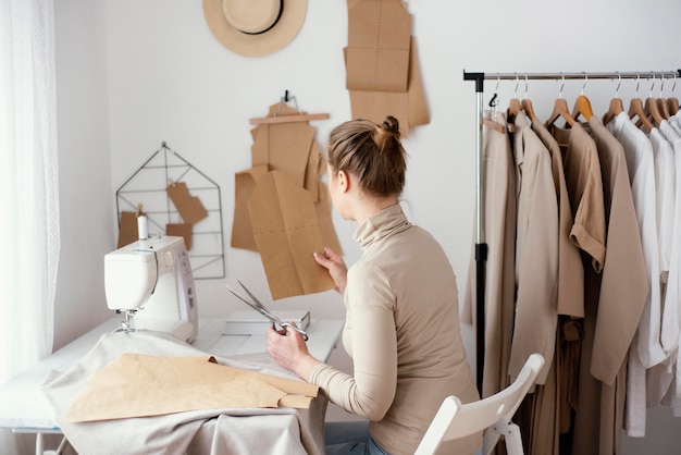 女性の仕立て屋の側面図