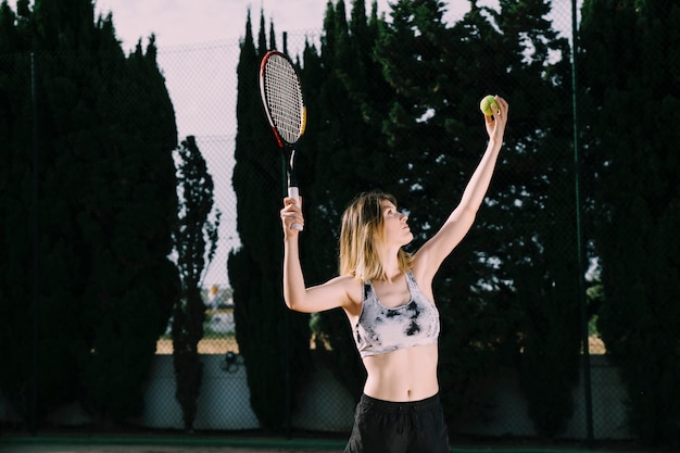 Боковой вид женской теннисистки