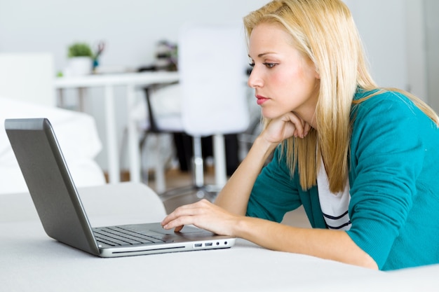 Foto gratuita vista laterale del lavoro femminile sul computer portatile