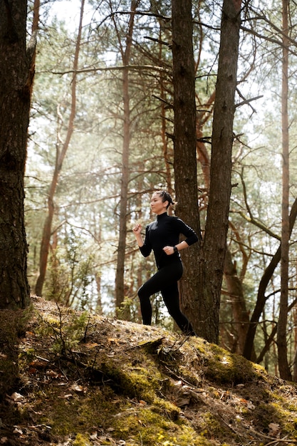 Free photo side view fit woman running outdoors