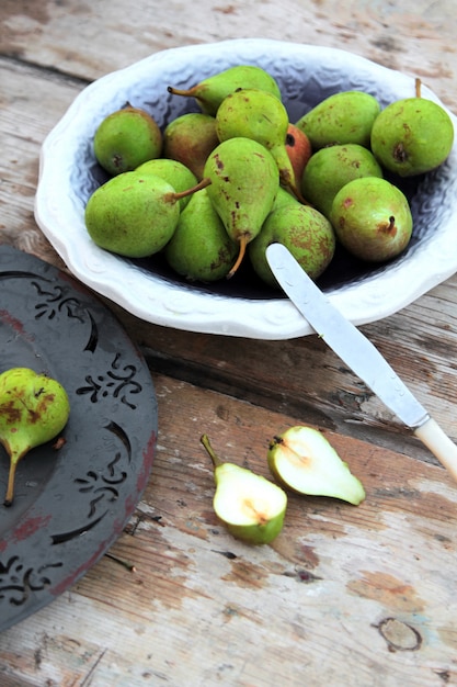 Foto gratuita vista laterale di pere fresche in una ciotola