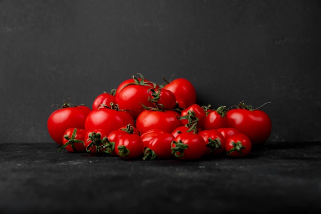 黒の背景に新鮮な完熟トマトの側面図
