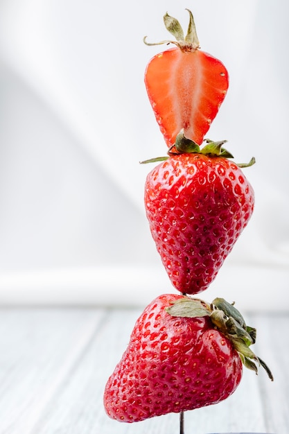 Free photo side view fresh strawberry on white background