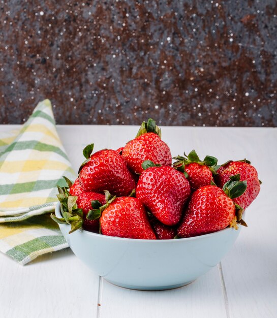 Fragola fresca di vista laterale su fondo bianco e nero