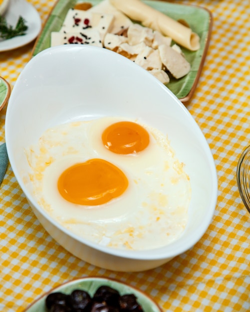 Foto gratuita vista laterale delle uova fritte sul tavolo da cucina