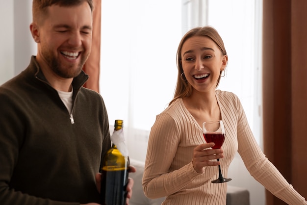 Foto gratuita vista laterale degli amici a una cena