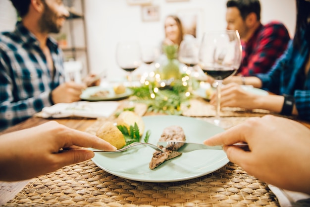 Vista laterale degli amici che hanno una cena