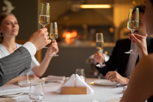 Foto gratuita amici di vista laterale a pranzo