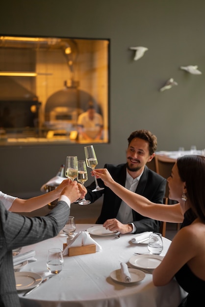 Foto gratuita amici di vista laterale a pranzo