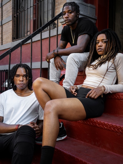 Amici di vista laterale con i dreadlocks afro