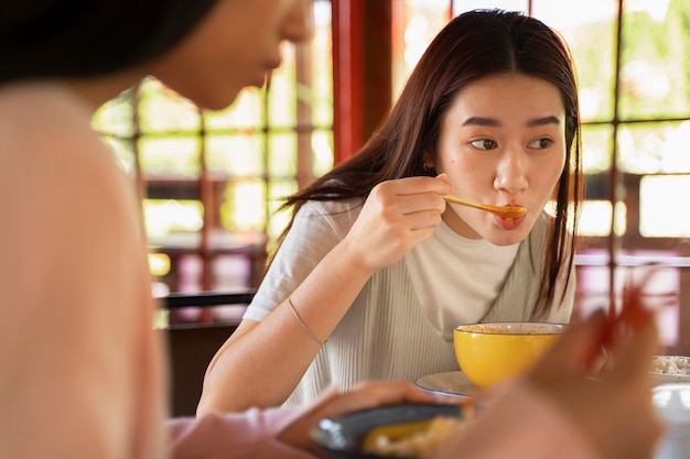 おいしい料理とサイドビューの友達