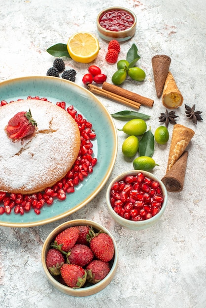 Foto gratuita vista laterale da lontano una torta una torta con frutti di bosco marmellata di agrumi limone cannella anice stellato