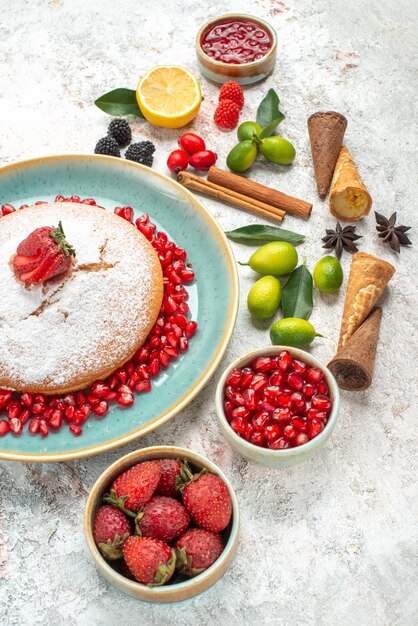 Вид сбоку издалека торт торт с ягодами джем цитрусовые лимон корица звездчатый анис