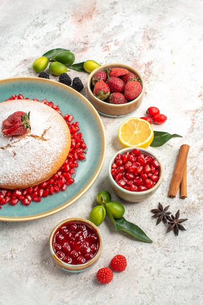 딸기와 석류 잼 레몬 계피 열매가 있는 케이크 케이크