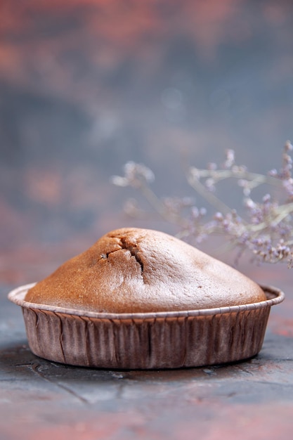 遠くのカップケーキからの側面図木の枝の横にある食欲をそそるチョコレートカップケーキ