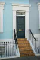 Free photo side view of front door with blue wall