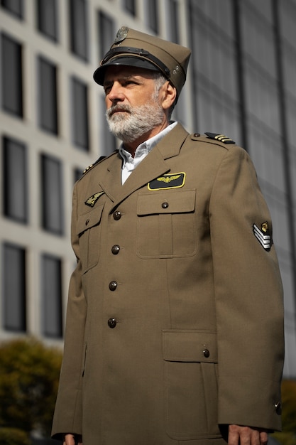 Foto gratuita uniforme da portare generale di vista laterale