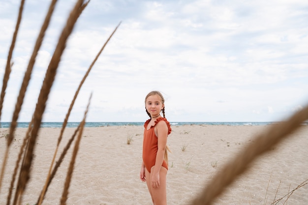 Foto gratuita ragazza di vista laterale che si diverte in spiaggia