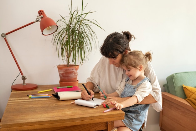 Ragazza di vista laterale e disegno della madre