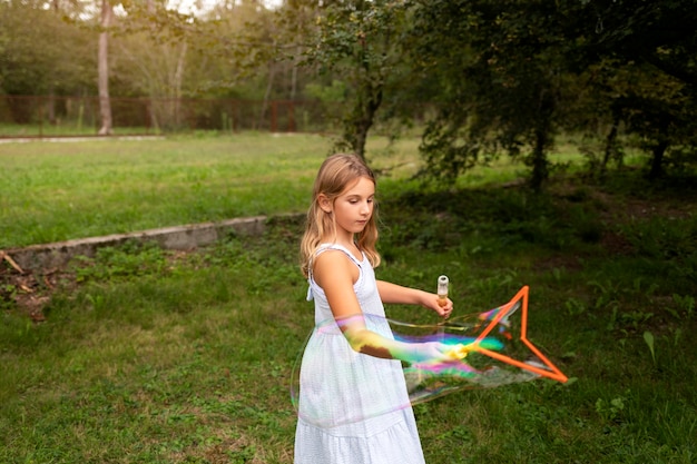 Free photo side view girl playing in nature