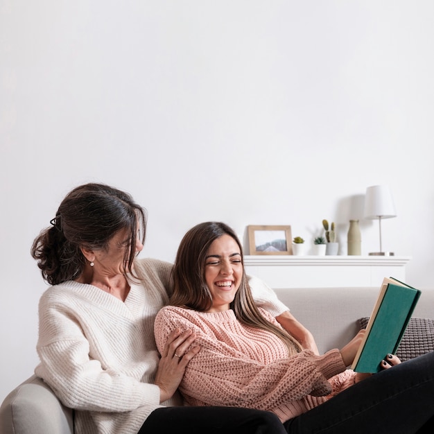 Foto gratuita lettura della ragazza di vista laterale per la mamma