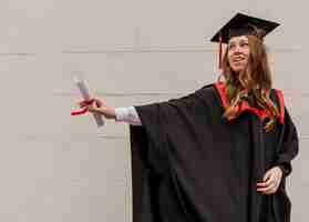 Free photo side view girl with diploma