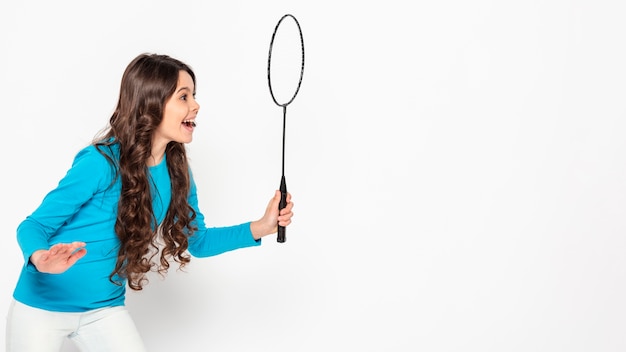 Free photo side view girl with tennis racket