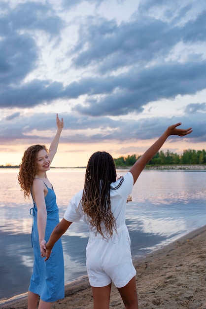 Free photo side view girl and woman holding hands