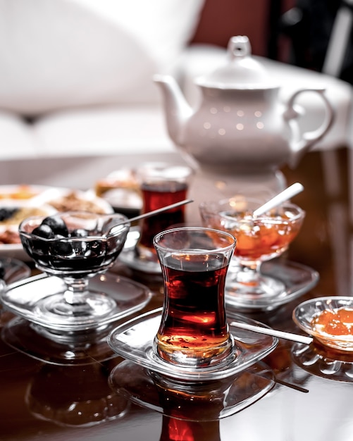 テーブルの上のお茶とジャムとアルムドゥのガラスの側面図