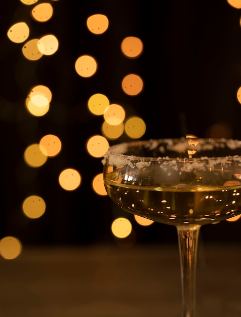 Foto gratuita bicchiere da vista laterale con champagne