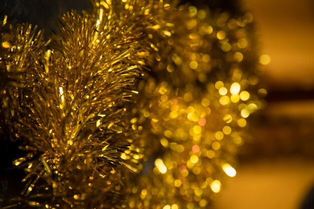 Вид сбоку золотые украшения для новогодней вечеринки