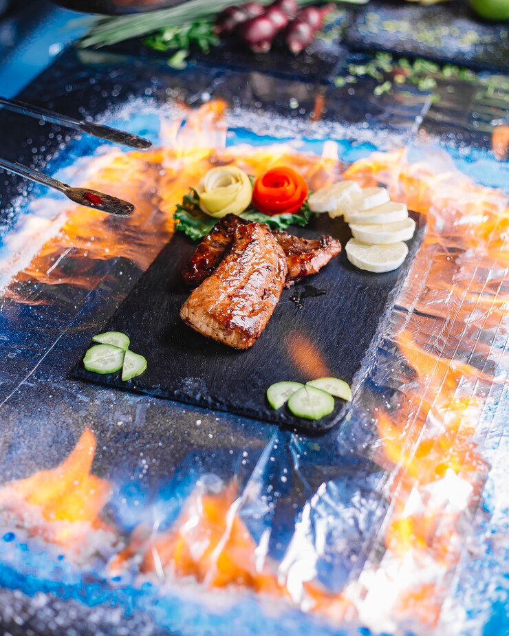 無料Photo レモンとキュウリのトレイに魚の切り身のグリル