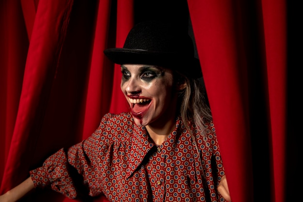 Вид сбоку хэллоуин макияж женщина смеется