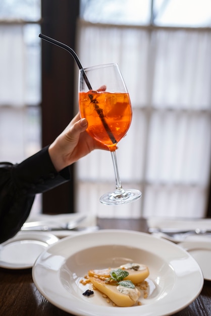 Foto gratuita cocktail della tenuta della mano di vista laterale