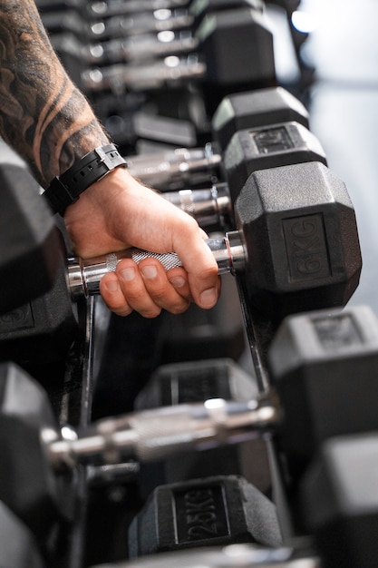 Free photo side view hand holding dumbbell