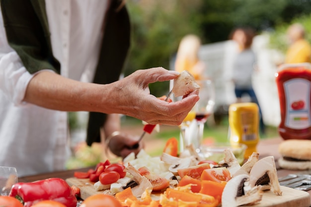 Ingredienti della holding della mano di vista laterale