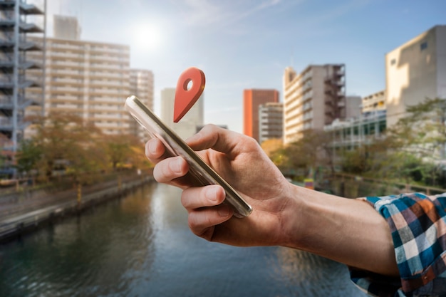 Foto gratuita smartphone della tenuta della mano di vista laterale