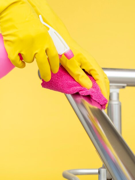 布と清めで手すりを掃除する手術用手袋で手の側面図