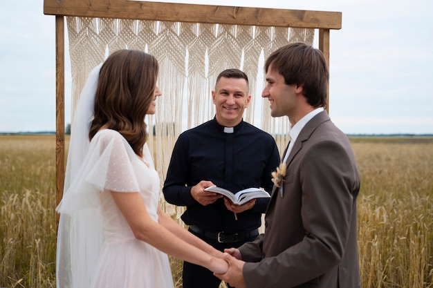 Foto gratuita coppia felice di vista laterale che si sposa