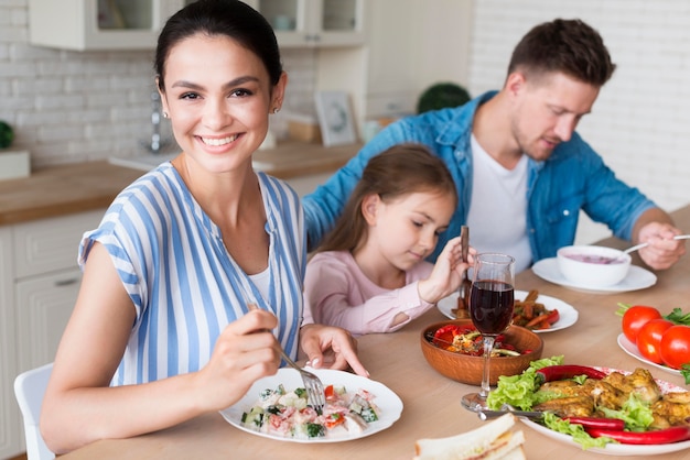 Foto gratuita vista laterale famiglia felice a casa