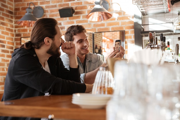 Foto gratuita vista laterale di amici felici vicino al bar