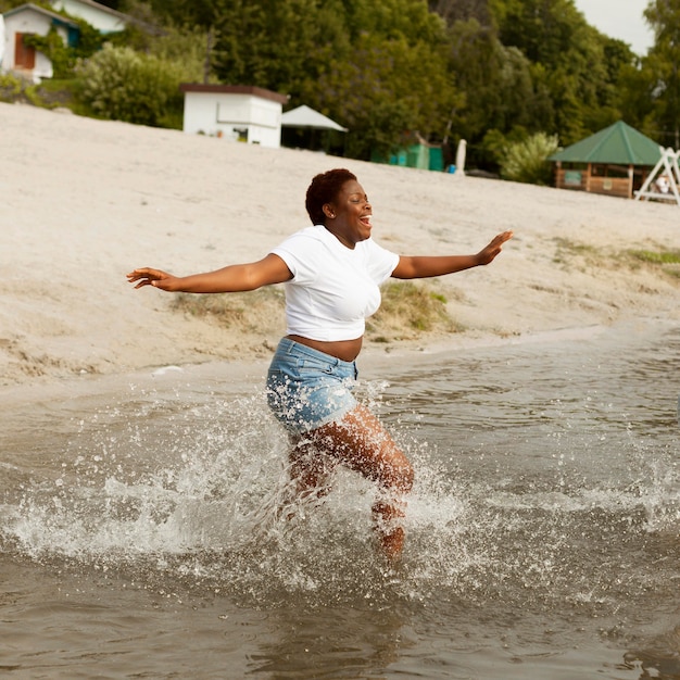 Вид сбоку счастливой женщины на пляже